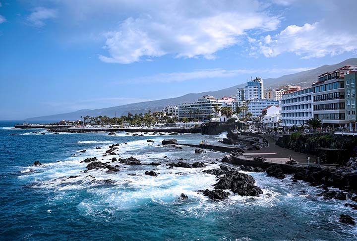 A maior ilha das Canárias é Tenerife, com 2.034 km² e quase 900 mil habitantes. 