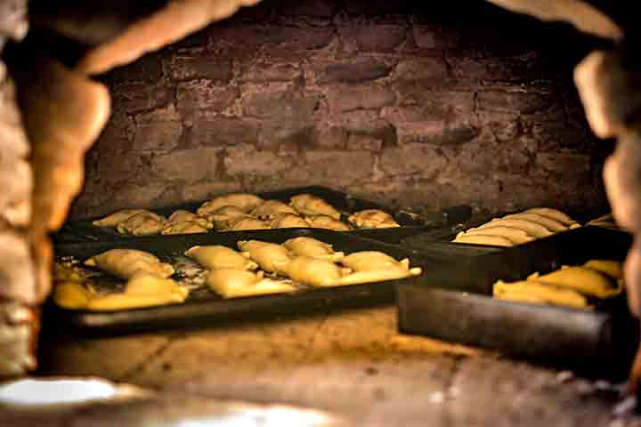 No Brasil, especialmente no Sul e Centro-Oeste, as empanadas foram introduzidas por imigrantes e influências vizinhas. São chamadas também de “pastel de forno” em algumas regiões, com receitas adaptadas ao paladar local.