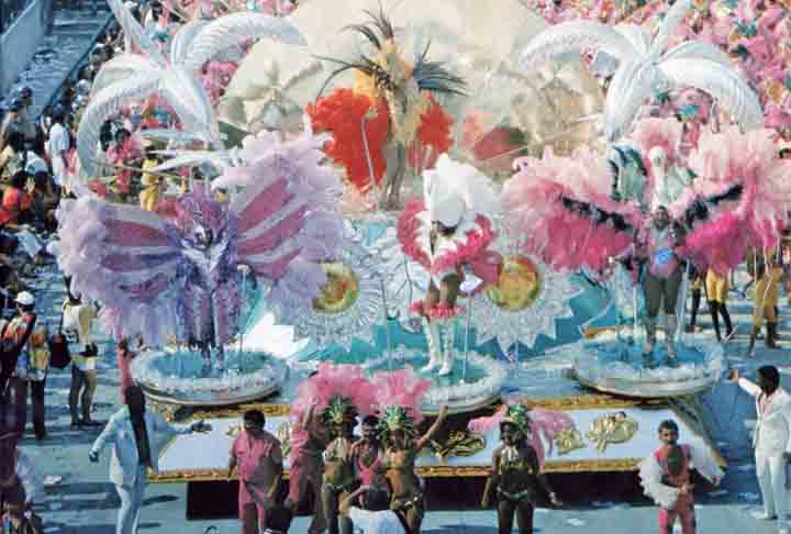 Carlos Drummond de Andrade - Mangueira 1987 - A Verde e Rosa foi bicampeã do carnaval com um enredo sobre um dos maiores poetas de sua geração. O homenageado, porém, não pode comparecer - proibido pelos médicos. Drummond acompanhou o desfile de seu apartamento.