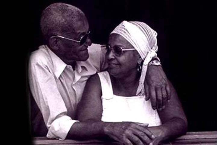 Dois anos depois veio o segundo LP, que traz na capa a famosa foto em preto e branco de Cartola ao lado de Dona Zica, com o sucesso “O Mundo é um Moinho”. 
