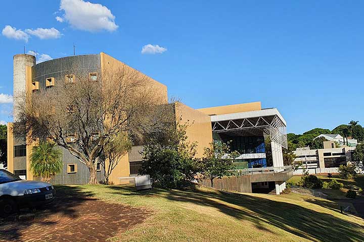 Inaugurado em 30 de dezembro de 1996, o Teatro Calil Haddad é o maior do norte do Paraná. Projetado pelos arquitetos Gilmar Ferdinandi e Maria Cristina Bittencourt, possui uma completa infra estrutura que o credencia como um dos melhores do país. 