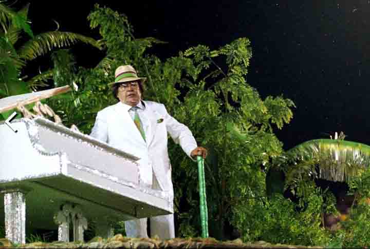 Tom Jobim - Mangueira 1992 - A Estação Primeira homenageou mais um grande artista brasileiro. Tom marcou uma geração e esteve na Sapucaí para receber os aplausos do público. A Verde e Rosa de Jamelão, Zica e Cartola, ficou com o 6º lugar. Desta vez, a homenagem não gerou um título. 