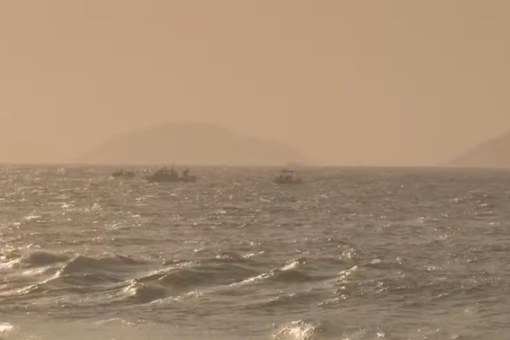 As condições adversas, causadas pela chegada de uma frente fria que trouxe ventos de até 70 km/h, agitaram o mar e impediram que os esportistas retornassem à orla.
