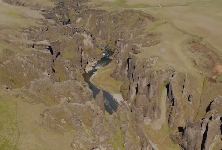 A área é conhecida pela intensa atividade sísmica e por ser um ponto de encontro de placas tectônicas. 