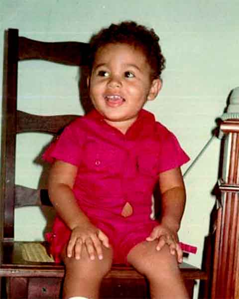 Rodrigo Sant’Anna nasceu em 31/03/1981, no Rio de Janeiro. Ele cresceu na comunidade Morro dos Macacos, em Vila Isabel, na Zona Norte da cidade.
