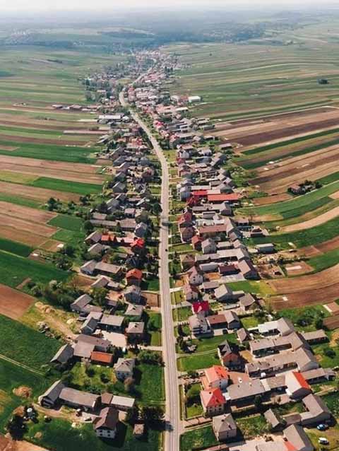 Fundada no século 16, a vila foi planejada assim por motivos de praticidade, facilitando a comunicação e o acesso.