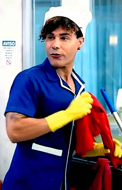 A peça, em que Rodrigo Sant’Anna não só atuou como escreveu e dirigiu, ficou cinco anos em cartaz. Os primeiros passos na televisão já foram na Globo, com participações na série “A Diarista”. 

