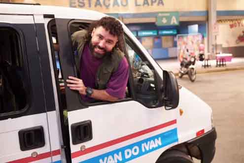 Com formação na Casa das Artes de Laranjeiras, ele iniciou a carreira no teatro em 2005, com a peça “Os Suburbanos”, ao lado da atriz Thalita Carauta, que esteve recentemente na novela “Mania de Você”. 
