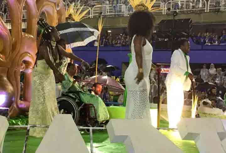 Ruth de Souza - Acadêmicos de Santa Cruz 2019 - As homenagens não são feitas apenas pelas escolas do Grupo Especial. No acesso, tradicionais agremiações também já contaram a história de muitos artistas brasileiros. A Verde e Branca trouxe a vida e obra de uma das maiores atrizes do país, símbolo de resistência, ficando na quinta colocação.