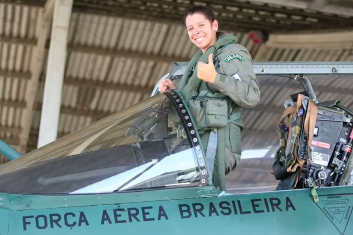 Após se formar na Academia da Força Aérea (AFA), ela se destacou na concorrida aviação de caça, pilotando aeronaves como o ALX A-29 Super Tucano e o AMX A-1.