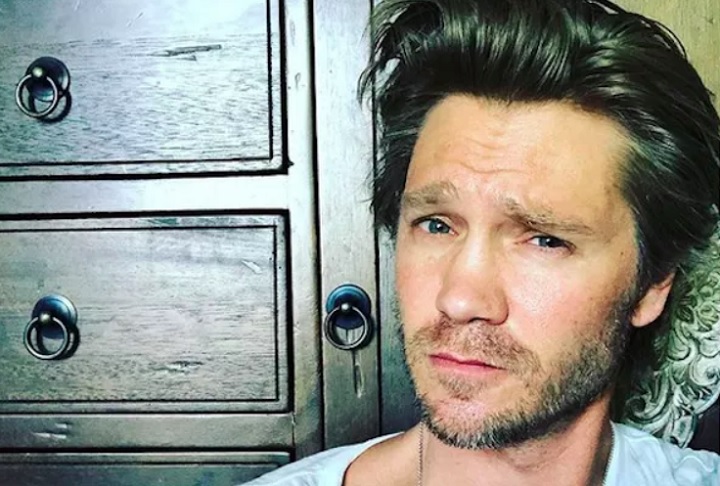 O ator ainda lembrou como seus órgãos começaram a falhar devido ao sangue coagulado ao seu redor, exigindo uma segunda cirurgia de emergência para remover os coágulos.