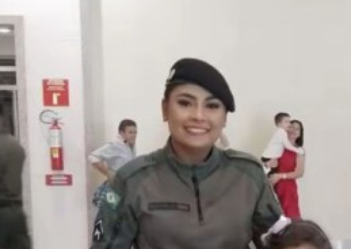 Larissa deixa três filhos. Ela havia perdido a irmã há cinco anos, vítima de feminicídio e, atualmente, trabalhava na patrulha Maria da Penha, no combate a violência contra a mulher 
