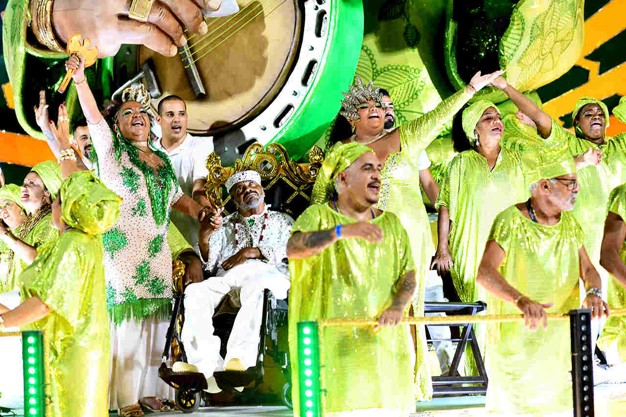 Arlindo Cruz - Império Serrano 2023 - A escola de Madureira homenageou um dos maiores artistas e sambistas de sua história. O cantor, que faleceu em 2025, esteve na Sapucaí ao lado dos familiares. Na apuração, a agremiação foi rebaixada com o 12º lugar, em um resultado questionado por seus torcedores. 