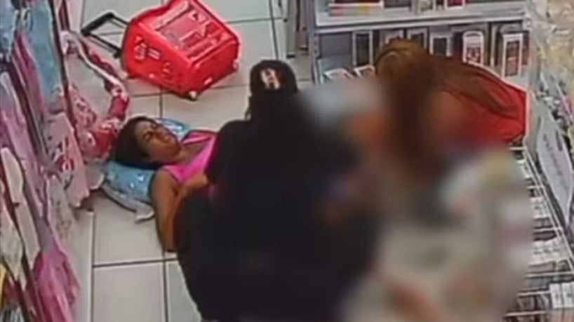 Mulher faz parto no chão de uma loja de artigos de...