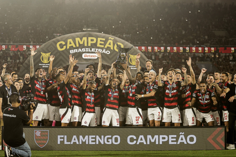 Quatro dias ap&oacute;s vencer a Libertadores, Fla sagrou-se campe&atilde;o brasileiro ao bater o Cear&aacute;, no Maracan&atilde;o lotado(Foto: Gilvan de Souza/FlamengoQuatr)