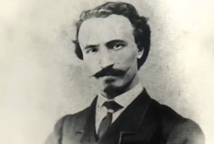 Trata-se de Bartolo Longo, advogado italiano que, antes de abraçar a fé católica, se envolveu com práticas ocultistas.