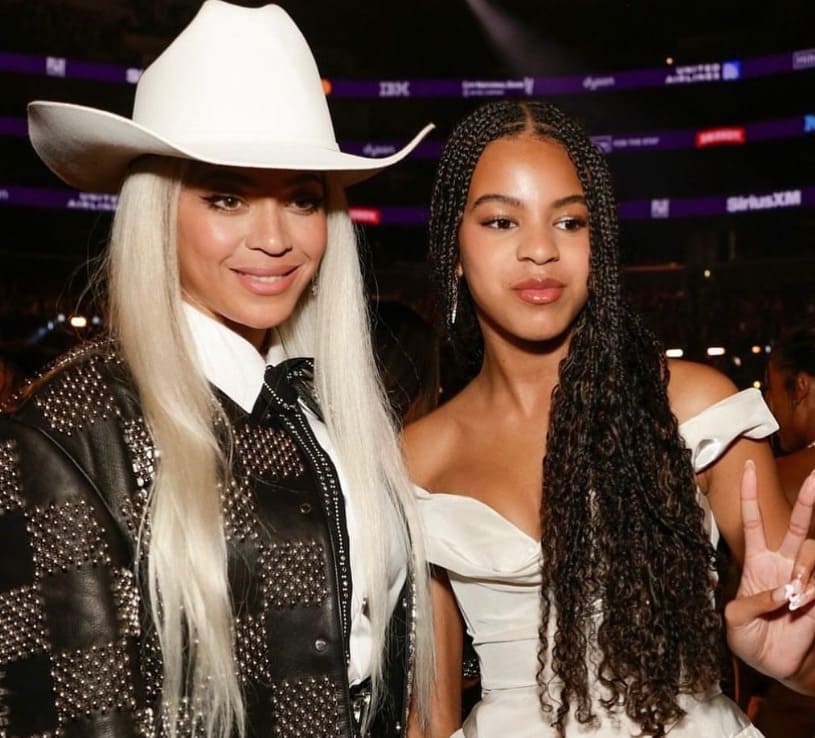 O casal tem três filhos: Blue Ivy Carter, nascida em 7 de janeiro de 2012, e os gêmeos Sir e Rumi Carter, nascidos em 13 de junho de 2017.
