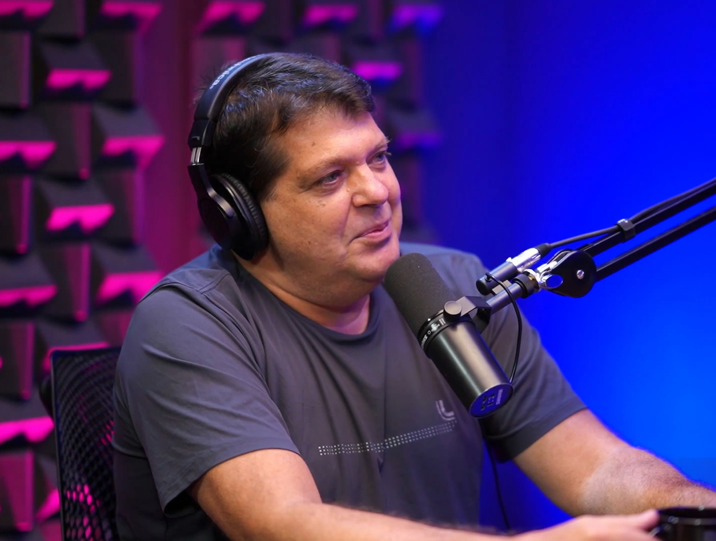 Em entrevista ao podcast “Papagaio Falante”, Bataglin contou que gosta de transformar os imóveis antes de colocá-los no mercado: “Dou um upgrade para vender ou alugar depois. Gosto de mexer com construção. Meu avô, pai do meu pai, era do meio”.
