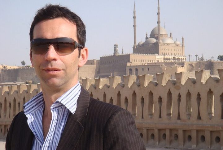 Filho de mãe professora e pai que atuava em informática, frequentou escolas públicas e começou cedo sua paixão pela escrita. Sua carreira começou na Gazeta Esportiva e na rádio Jovem Pan, onde falava sobre o trânsito direto de um helicóptero.