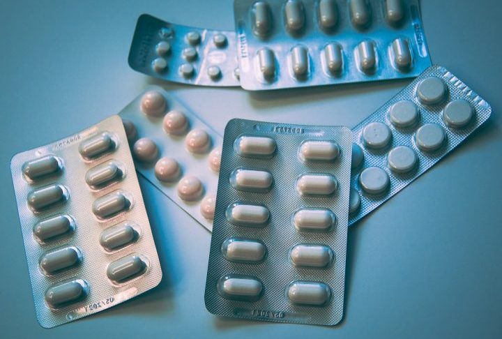 A dependência se instala porque o organismo desenvolve tolerância — o que leva muitos a aumentar a dose por conta própria —, e o cérebro aprende a relaxar apenas com o remédio.