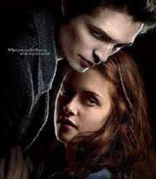 “50 Tons de Cinza” começou como uma fanfic da saga “Crepúsculo” e foi escrito pela autora britânica E. L. James sob o título original “Master of the Universe”. A história foi publicada como livro em 2011, e se tornou um fenômeno editorial. A trilogia inclui também “50 Tons Mais Escuro” e “50 Tons de Liberdade”.
