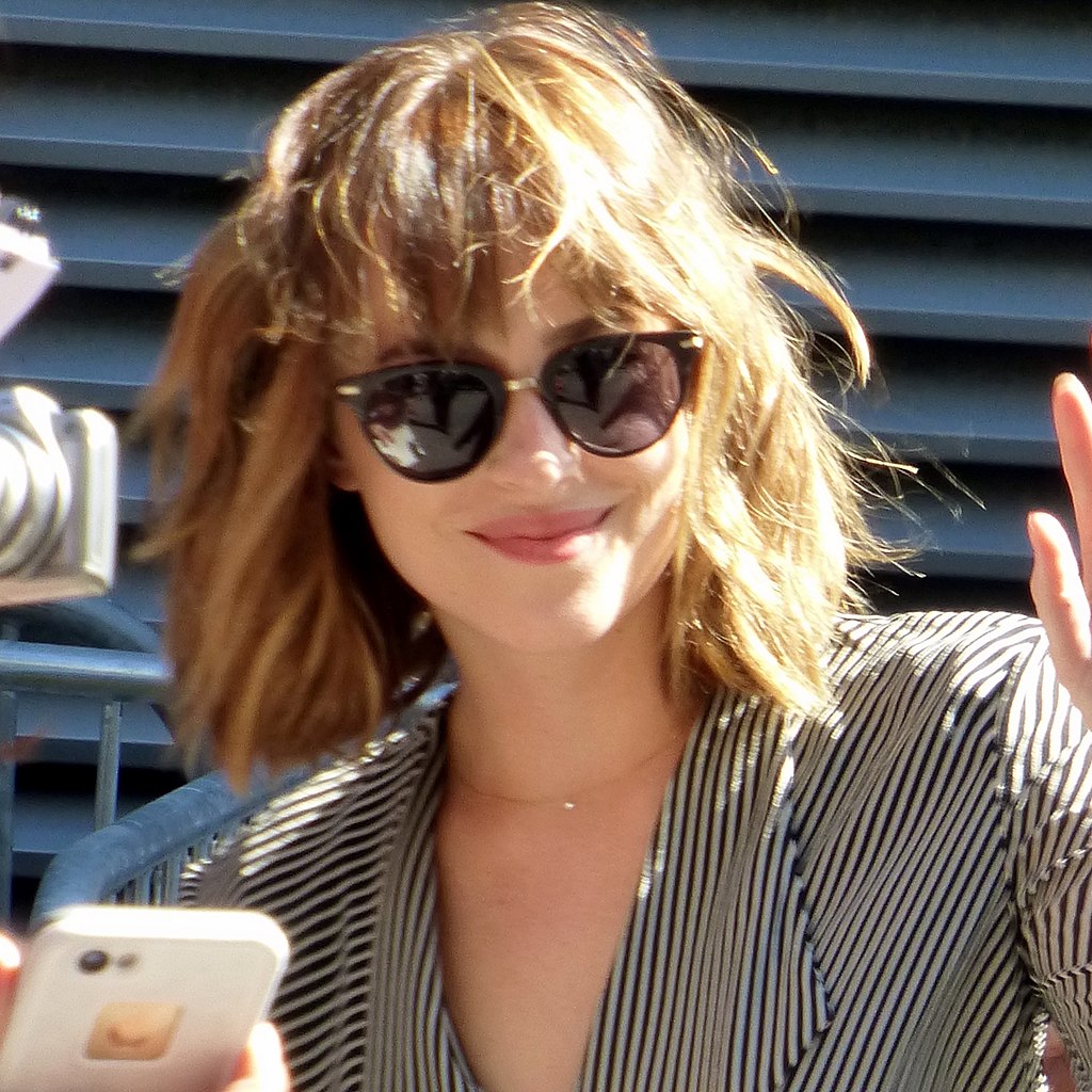 Por “Suspíria”, inclusive, recebeu o Prêmio Independent Spirit Robert Altman. Essa premiação, concedida pela Film Independent, organização sem fins lucrativos voltada a filmes e cineastas independentes, reconhece o elenco, o diretor e o diretor de elenco de uma obra cinematográfica.
