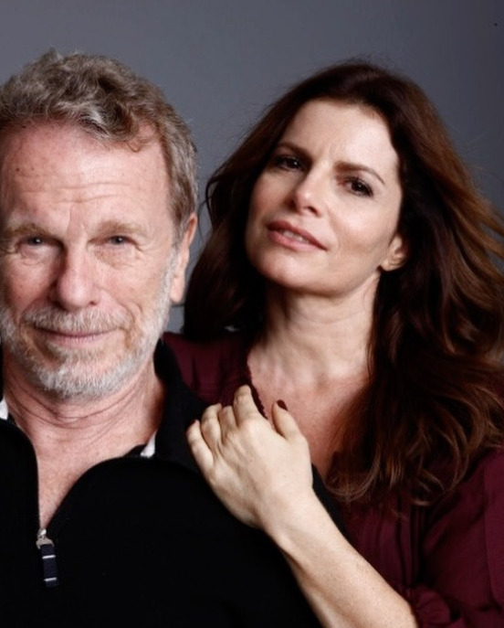 Debora nasceu no dia 29 de maio de 1963 em Belo Horizonte. É filha do ator Jonas Bloch e de Rebeca Bloch. Pertence à mesma família de Adolpho Bloch, fundador da Rede Manchete. Seu bisavô é irmão de Joseph Bloch, pai de Adolpho. 
