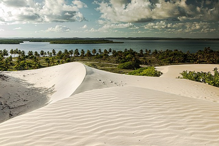 Ainda na Bahia, o vilarejo de Mangue Seco (da novela Tieta, de 1989) fica entre uma praia de água doce e as ondas do mar. O forte vento nas belas e enormes dunas vem cobrindo coqueiros, casas e até ruas do vilarejo.