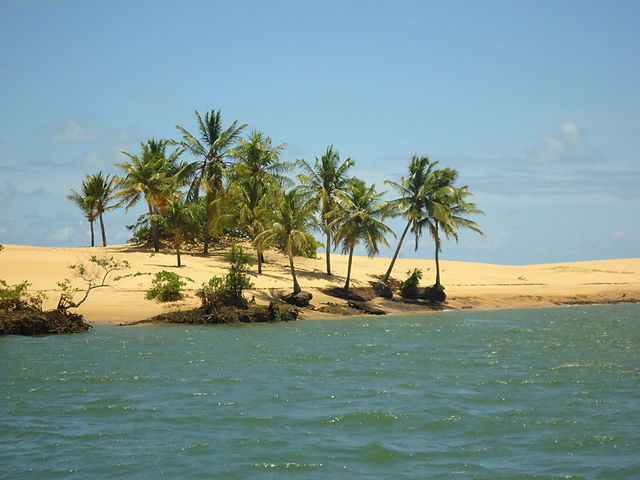 Em Alagoas, a Praia do Peba tem cerca de 21km de dunas, que alcançam até 40 metros de altura, emoldurando lagoas que se formam nos baixios do terreno. O nascer e o pôr do sol são maravilhosos, mas falta estrutura turística.