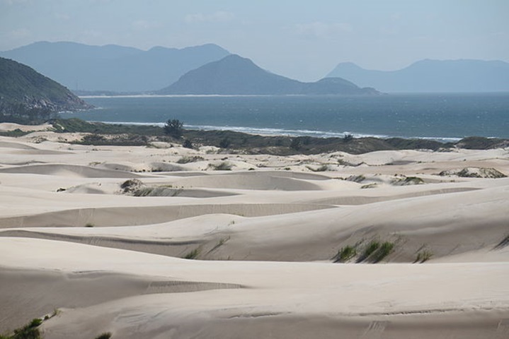 De volta à Santa Catarina, a Praia de Siriú é integrada ao Parque Nacional da Serra do Tabuleiro e com dunas com 5km de comprimento e 30 metros de altura. Além das ondas do mar, tem a calmaria do Rio Siriú e a Lagoa do Siriú para se banhar e pescar. 