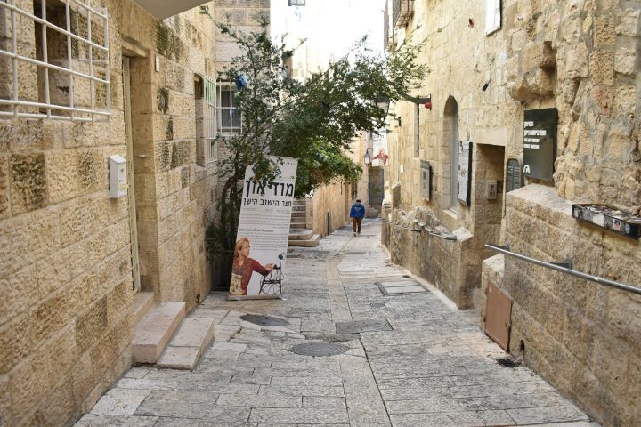 A Cidade Velha, aliás, é Patrimônio da Humanidade pela UNESCO, e dividida em quatro bairros: judeu, cristão, muçulmano e armênio. Dentro dela, estão concentrados muitos dos principais locais sagrados das três religiões abraâmicas.