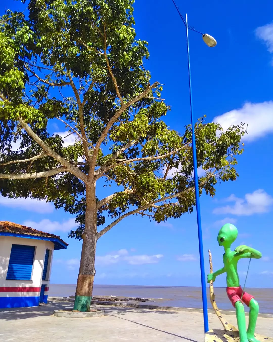Ilha de Colares (Brasil) - No Pará, em 1977, moradores da Ilha de Colares relataram luzes vindas do céu que deixaram ferimentos em algumas pessoas. A Força Aérea Brasileira investigou o fenômeno na chamada “Operação Prato”. Os relatórios oficiais não trouxeram respostas conclusivas. Até hoje, o caso é um dos mais intrigantes da Ufologia nacional.
