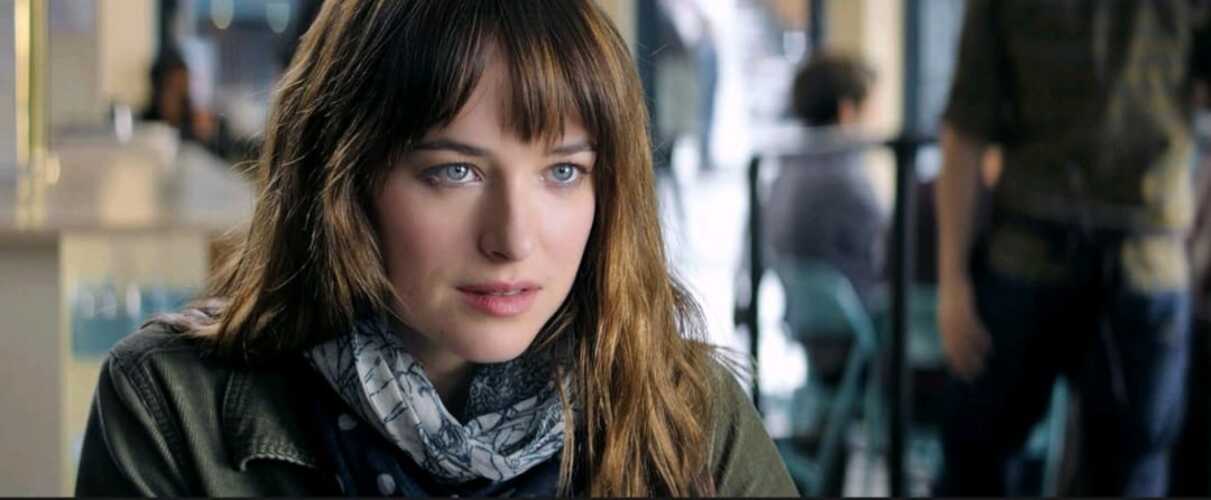 Mas foi em 2015 que alcançou fama internacional ao interpretar Anastasia Steele na adaptação cinematográfica da trilogia de “50 Tons de Cinza”. A franquia fez um enorme sucesso no mundo, arrecadou mais de 1,4 bilhões de dólares mundialmente.
