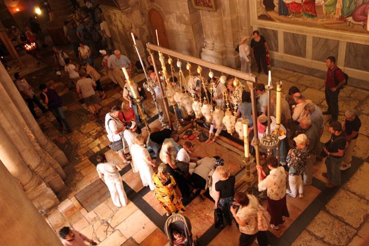 A descoberta foi feita durante escavações na Igreja do Santo Sepulcro, local tradicionalmente ligado à crucificação e sepultamento de Cristo.
