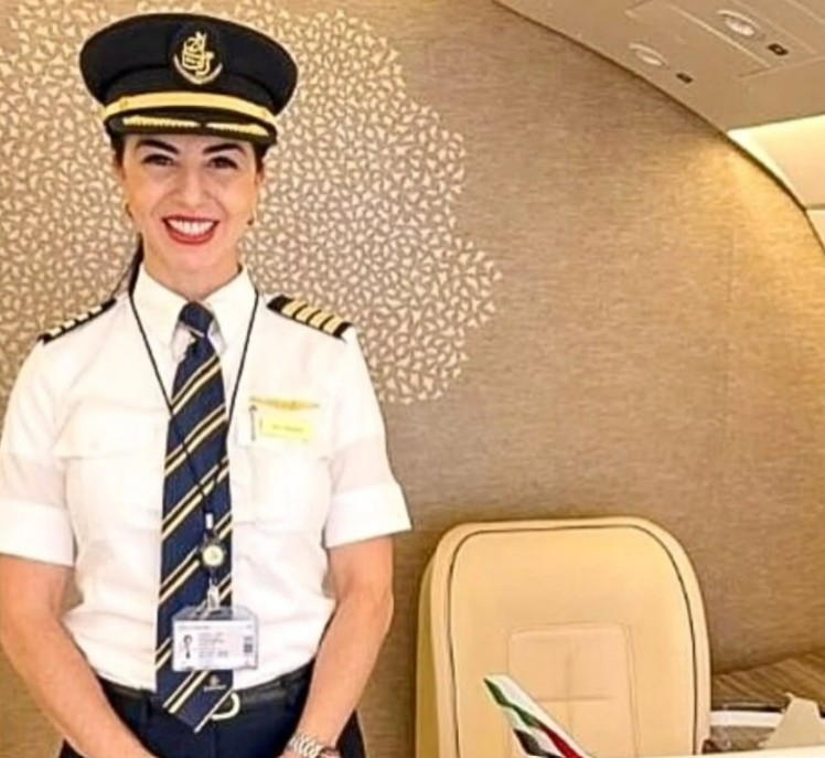 Orgulho define! Karina abriu uma nova porta e provou que não há limites para quem tem dedicação, foco, resiliência e paixão por voar. O feito ocorreu em 27 de outubro, após a piloto concluir o voo de cheque que valida a habilitação de comandante.