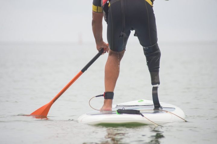 Também é usado um remo, que pode ser cerca de 20 cm maior que a altura do praticante, e o leash — cordinha de segurança que prende a prancha ao tornozelo.