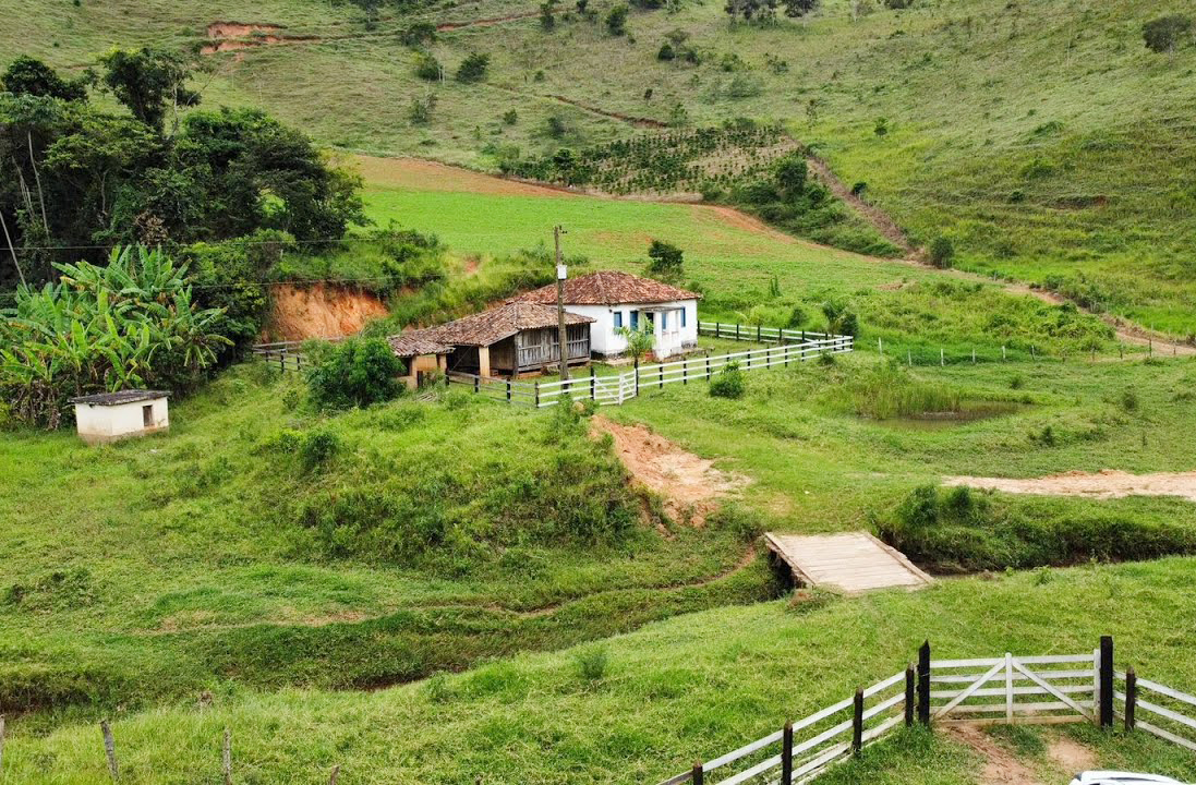 O sítio é considerado uma espécie de minifazenda, com área entre 12 e 100 hectares. Outra medida comum no campo é o alqueire, cujo tamanho varia conforme a região do Brasil. Por exemplo, o alqueire paulista vale 2,42 hectares, o mineiro é o dobro disso e o do Norte equivale a 2,72 hectares.
