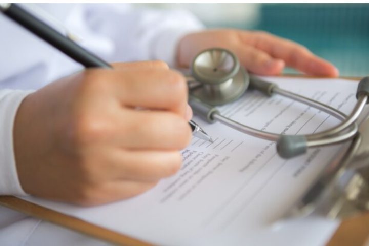 A receita também deve incluir o Código Internacional de Doenças (CID), identificando a condição médica que justifica o tratamento. 