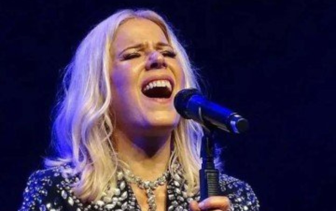 Uma das vozes mais icônicas da música popular brasileira, a cantora Paula Toller fez 63 anos no dia 23/8/2025. Em grande estilo e de bem com a vida, ela celebra quatro décadas de carreira com um olhar para o futuro. A cantora percorre o país coma turnê Amorosa. 