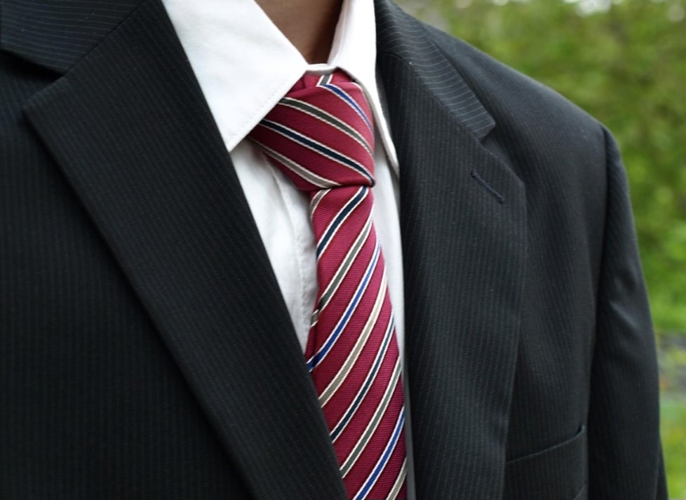 Acessório presente no vestuário masculino, a gravata é cercada de simbologia, com seu uso atrelado à elegância, profissionalismo e respeito. Veja de onde surgiu este tecido, que de uma simples peça de proteção se transformou em elemento no guarda-roupa dos homens.