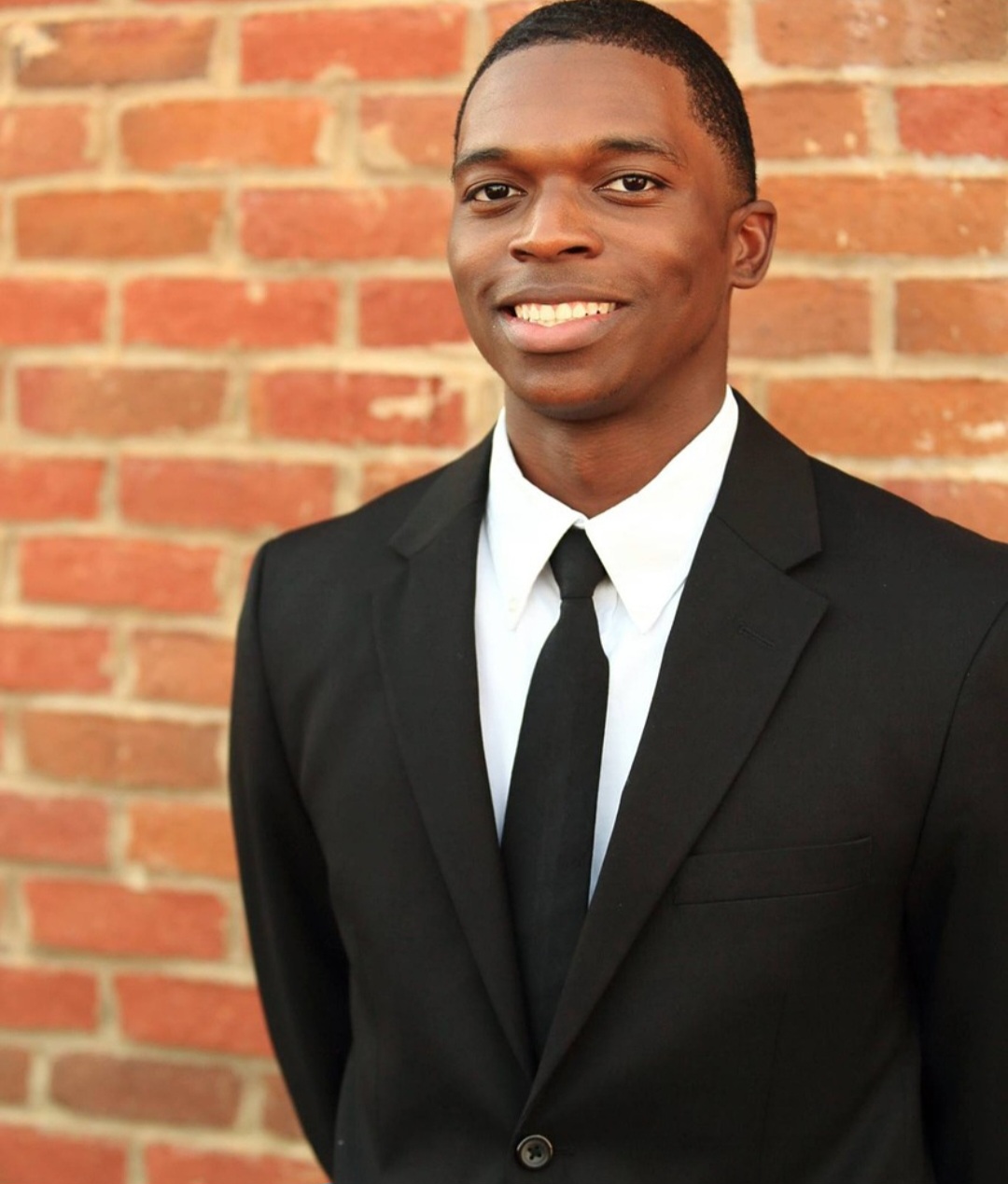 A gravata continua a evoluir, visto que se adapta às tendências da moda e permite que o usuário expresse sua personalidade através de diferentes modelos, cores, tecidos e formas de nós.