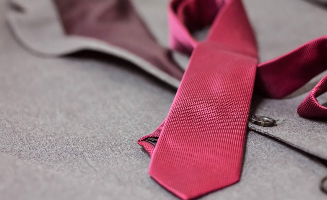 Mais tarde, tornou-se um importante símbolo de status e poder, utilizado para distinguir a nobreza e os membros da corte. 