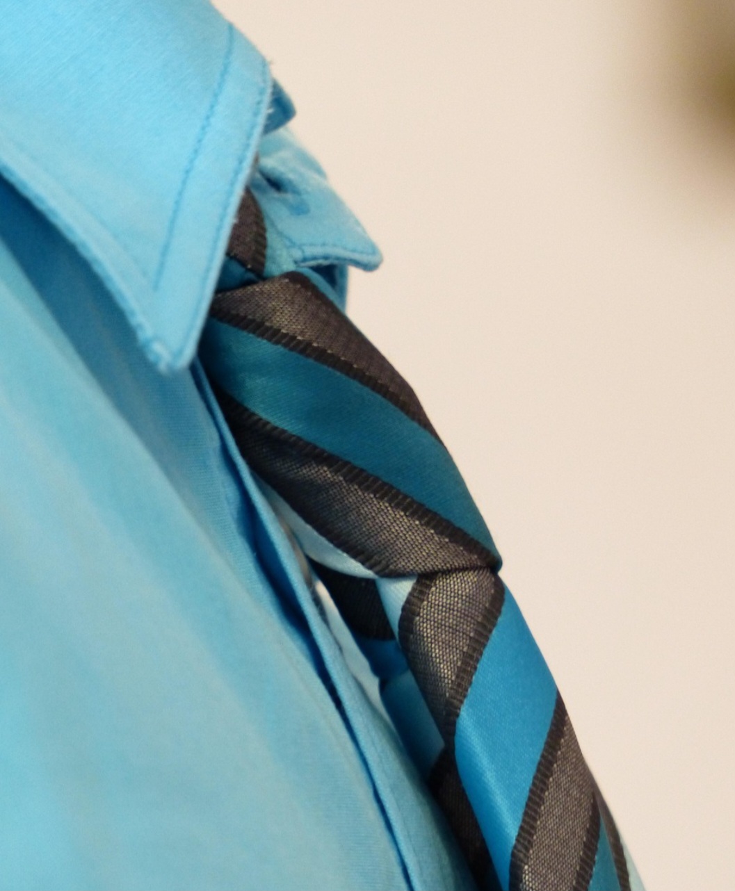 Existem dezenas de nós, mas os mais conhecidos são sem dúvida o de Windsor, o meio-Windsor, o americano e o de Shelby, também conhecido como de Pratt.