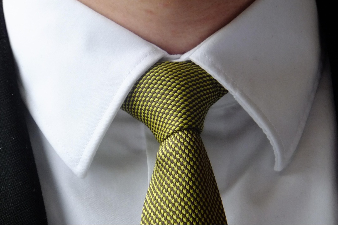 Dessa forma, o rei francês Luís XIII ficou impressionado com a elegância e a praticidade do acessório croata e o adotou, introduzindo-o na moda da corte francesa. 