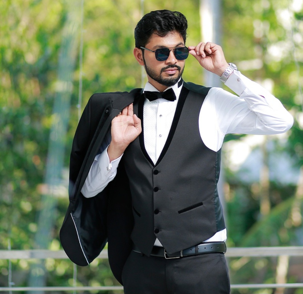 A borboleta é um acessório mais formal, usado em eventos especiais e que pode ter modelos slim e mais regulares. Já a ponta reta é diferente da ponta arredondada tradicional, um modelo menos comum. 