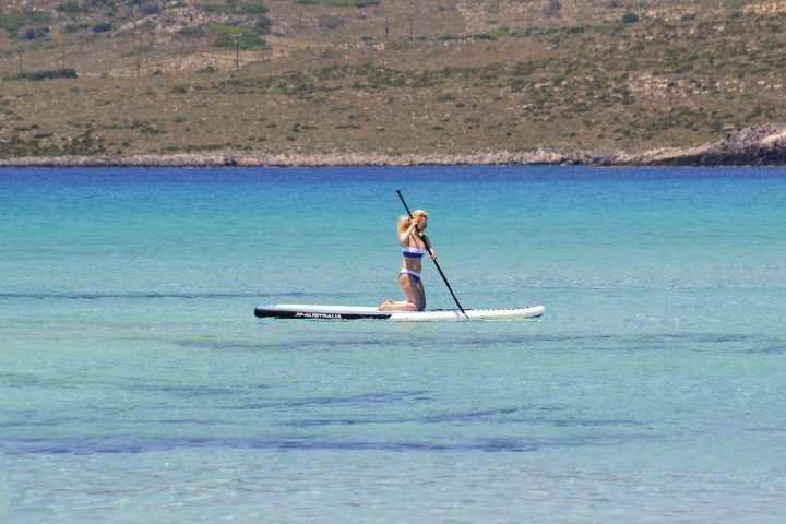 Recomenda-se que iniciantes comecem ajoelhados para se acostumar com a estabilidade da prancha antes de tentar ficar de pé.