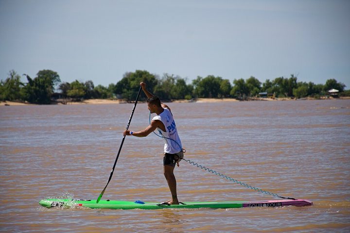 Uma das grandes vantagens do SUP é sua versatilidade de locais: ele pode ser praticado com tranquilidade em mares (com ou sem ondas), lagos, rios e até mesmo em piscinas.