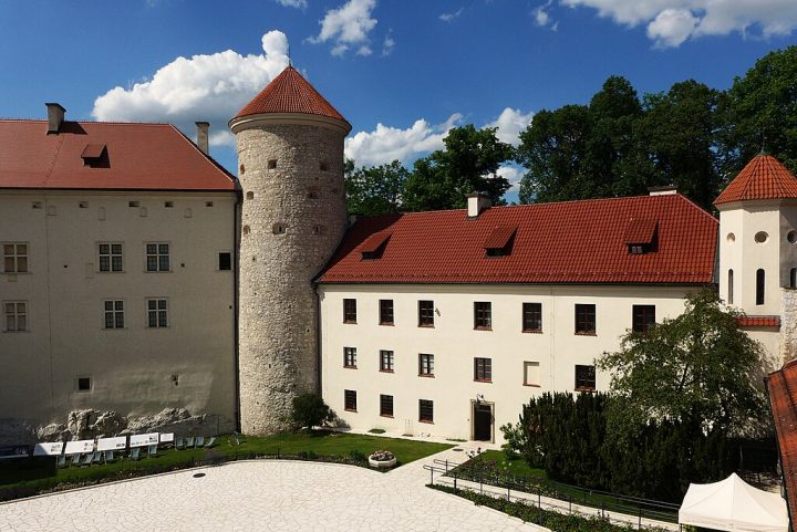 O castelo abriga exposições da Coleção Nacional de Arte de Cracóvia e possui um museu permanente que pode ser visitado durante o ano todo.