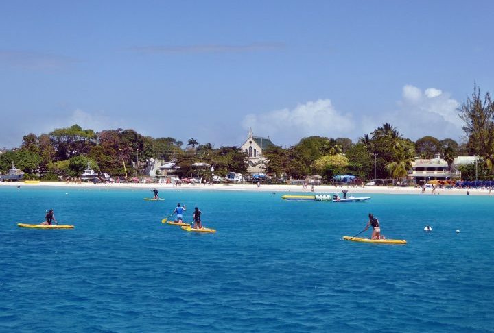 Para praticar com segurança, é essencial utilizar colete salva-vidas. Também é importante observar as condições climáticas e do mar.