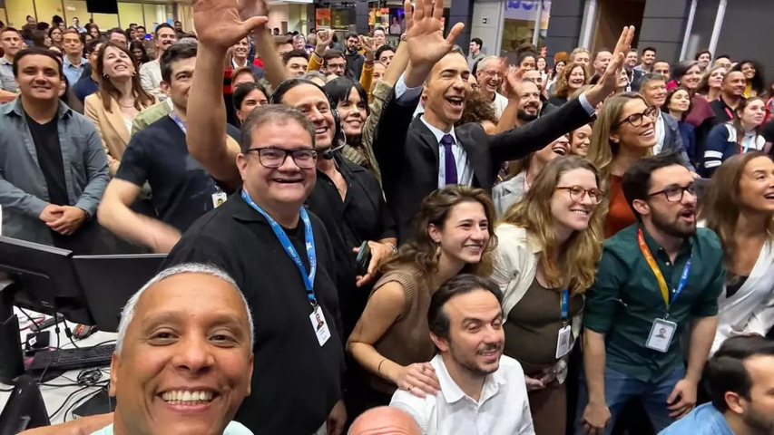 César Tralli, aliás, se despediu oficialmente do Jornal Hoje e da redação da Globo São Paulo no dia 31 de outubro, antes de assumir o posto de âncora do Jornal Nacional no dia 3/11.